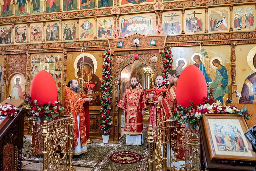 Божественная литургия в Свято-Троицком Белопесоцком женском монастыре города Ступино